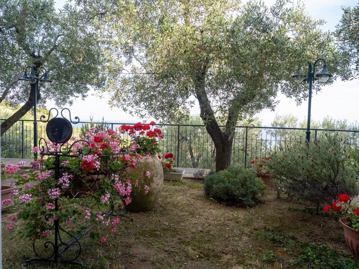 Bed and Breakfast Tra Gli Ulivi Pietra Ligure Exterior foto