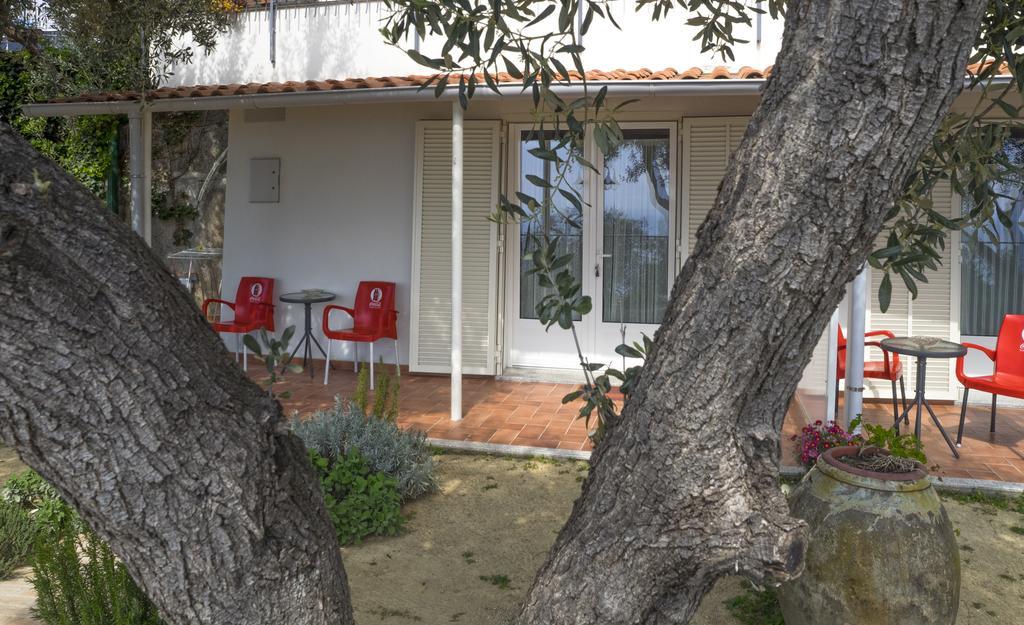 Bed and Breakfast Tra Gli Ulivi Pietra Ligure Exterior foto