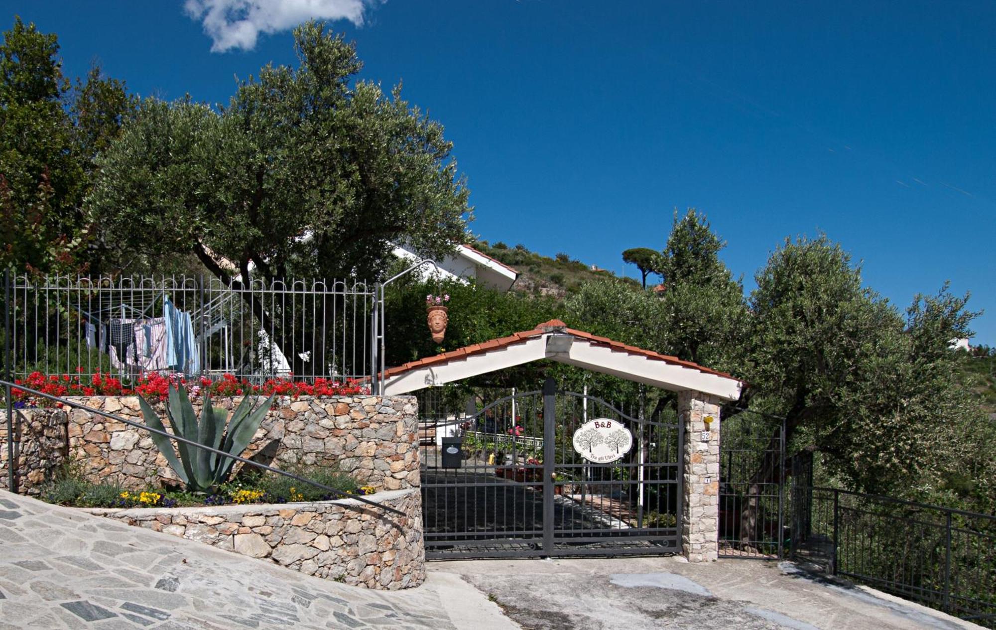 Bed and Breakfast Tra Gli Ulivi Pietra Ligure Exterior foto