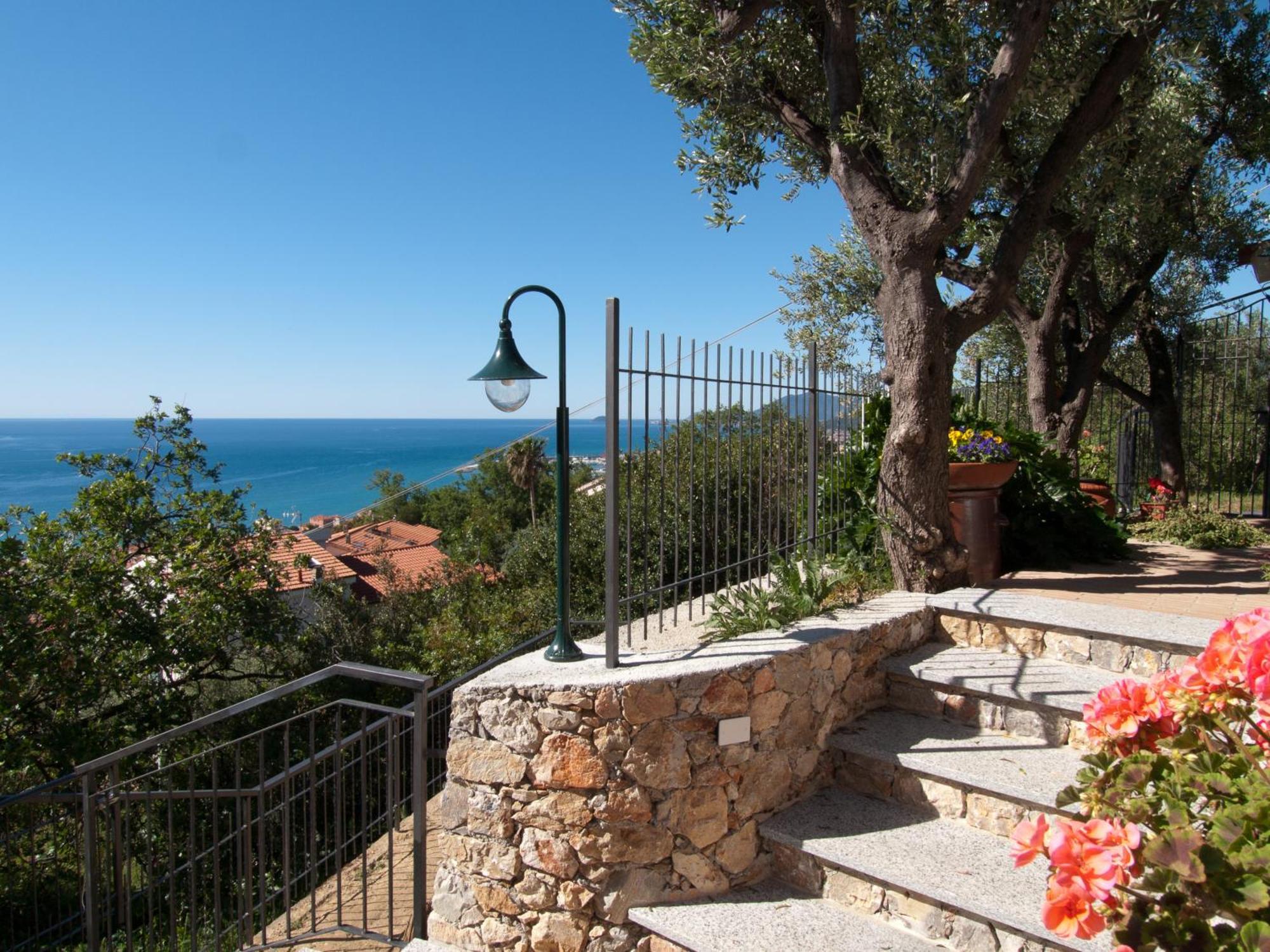 Bed and Breakfast Tra Gli Ulivi Pietra Ligure Exterior foto
