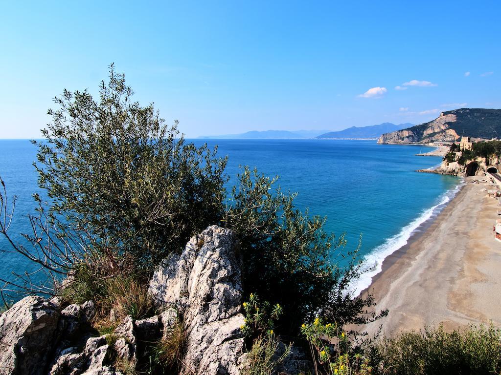 Bed and Breakfast Tra Gli Ulivi Pietra Ligure Exterior foto