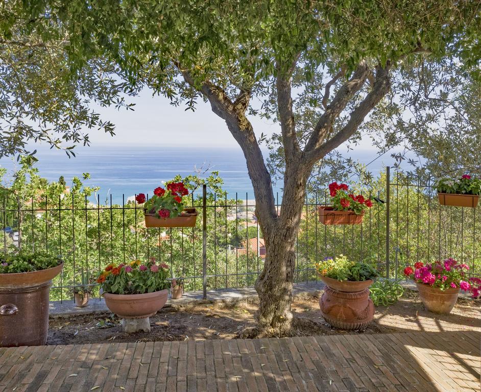 Bed and Breakfast Tra Gli Ulivi Pietra Ligure Exterior foto