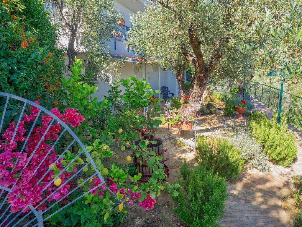 Bed and Breakfast Tra Gli Ulivi Pietra Ligure Exterior foto